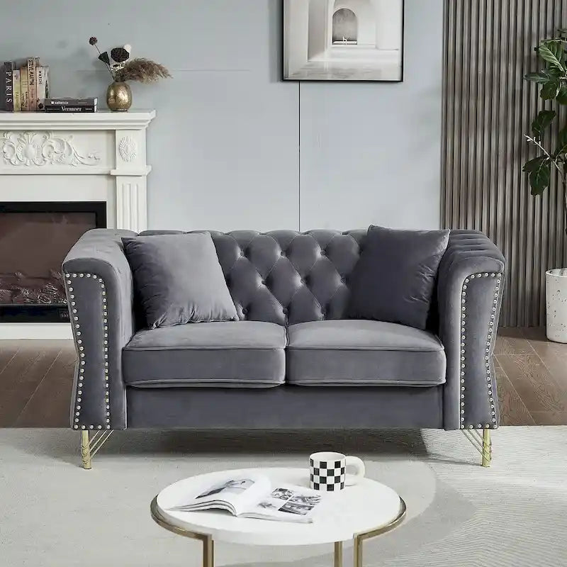 Causeuse Chesterfield en velours avec capitonnage, garniture cloutée et coussins à ressorts